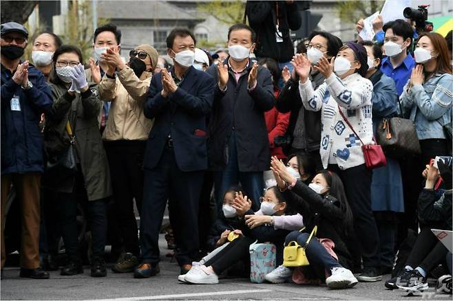 12일 오후 서울 종로구 구기동에서 열린 더불어민주당 이낙연 후보의 거리 유세를 주민들이 지켜보고 있다. (사진=황진환 기자/자료사진)