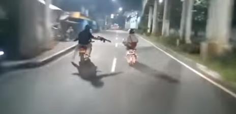 날치기범에게 총 발사하는 인도네시아 경찰(왼쪽) [트리뷴뉴스]