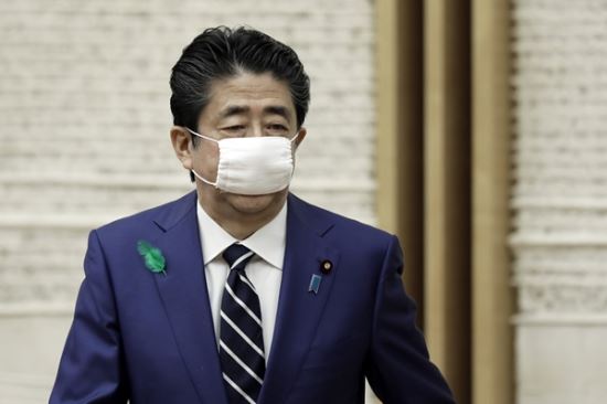 지난 17일 아베 신조 일본 총리가 도쿄 총리관저에서 열린 기자회견을 마치고 떠나고 있다. AP 뉴시스