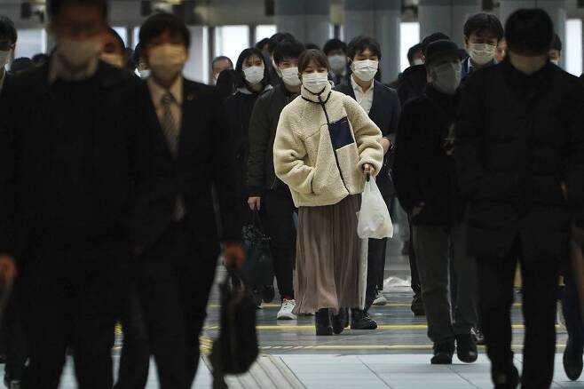[도쿄=AP/뉴시스]20일 월요일 러시아워를 맞은 일본 도쿄의 한 전철역 통로에서 시민들이 신종 코로나바이러스 감염증(코로나19) 예방을 위해 마스크를 쓴 채 걸어가고 있다. 2020.04.21.