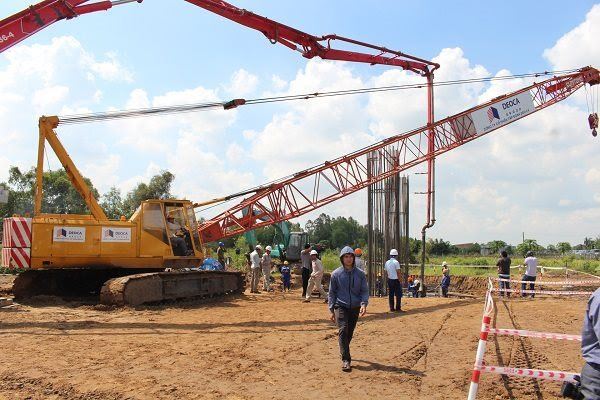 코로나19가 확산하던 1~4월에도 베트남 남부 호찌민-껀터 고속도로 건설현장에 투입된 노동자들은 휴일 없이 작업에 몰두했다. 사이공타임즈 캡처