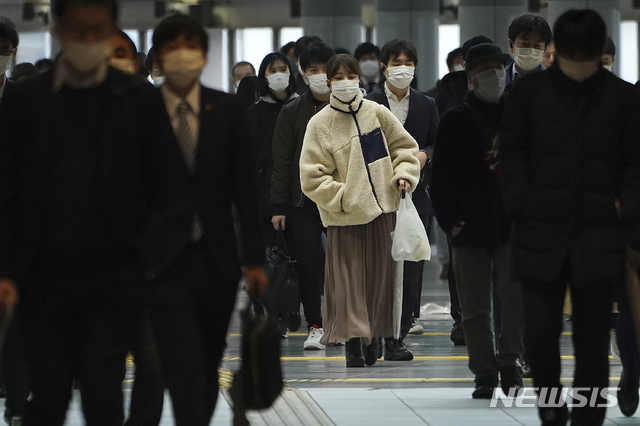 [도쿄=AP/뉴시스]지난 20일 월요일 러시아워를 맞은 일본 도쿄의 한 전철역 통로에서 시민들이 신종 코로나바이러스 감염증(코로나19) 예방을 위해 마스크를 쓴 채 걸어가고 있다. 2020.04.21.