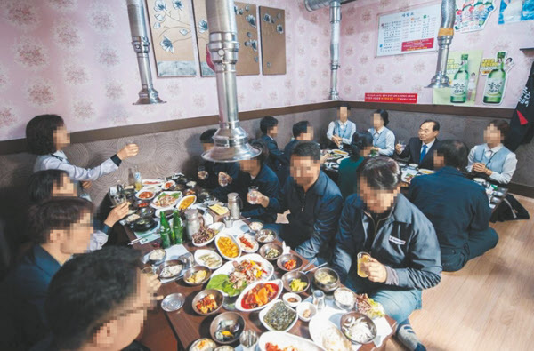 지난 2018년 11월 부산시청 인근 식당에서 오거돈(뒷줄 양복 입은 남성) 부산시장이 양옆에 젊은 여성들을 앉혀두고 술잔을 들고 있다. /오거돈 트위터
