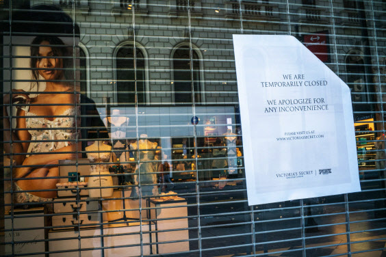 미국 뉴욕에 자리한 빅토리아 시크릿 매장이 코로나19 여파로 문이 굳게 닫혀있다. (사진=AFP)