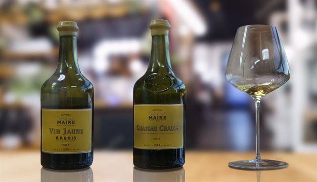옐로우와인(Yellow Wine)으로 불리는 뱅 존(Domaine Maire & Fils, Arbois Vin Jaune과 Chateau-Chalon Vin Jaune). 지역명으로 나뛰레(Nature)라 불리는 사바냉 품종 100%로 만든다. 620㎖ 클라블랭(Clavelin) 병에 담긴다. 한독와인 이승현 제공