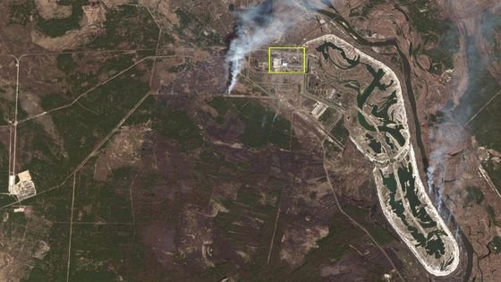 지난 13일의 위성사진. 체르노빌 원자력발전소(노란 사각형) 인근 제한구역에서 신불로 연기가 피어오르고 있다. 그린피스 독일사무소는