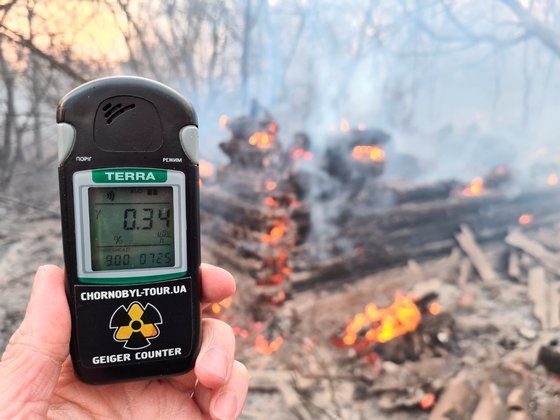 지난 5일 화재 현장에서 측정한 방사능 수치가 시간당 0.34μSv(마이크로시버트)로 측정되고 있다. 자연방사선량이 시간당 0.1~0.3μSv인 데 비해 소폭 높은 수치다. 그린피스 독일사무소 수석 방사선 전문가 하인즈슈미탈은