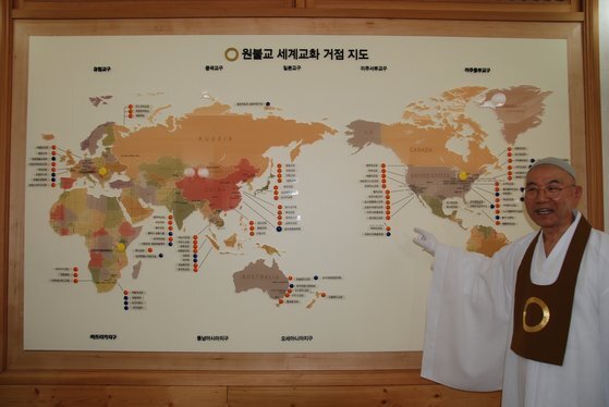 전산 종법사가 세계 지도를 보면서 원불교 세계교화의 거점을 설명하고 있다. 원불교에 세계 교화에 적극적이고 조직적으로 나서고 있다.