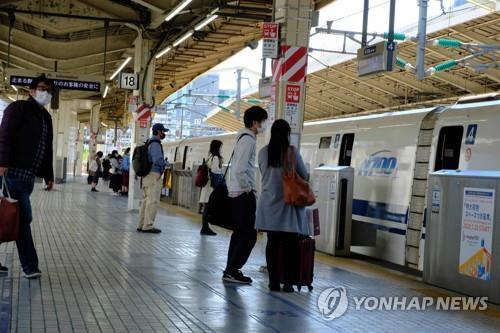 (도쿄 AFP=연합뉴스) 신종 코로나바이러스 감염증(코로나19)으로 일본 전역에 긴급 사태가 선언된 가운데 25일 일본 도쿄(東京)역의 신칸센(新幹線) 플랫폼이 주말임에도 한산한 모습을 보이고 있다. 2020.4.26