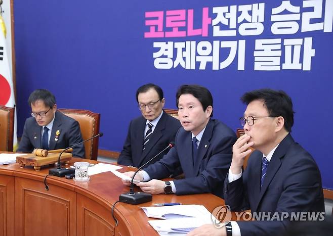 발언하는 민주당 이인영 원내대표 (서울=연합뉴스) 안정원 기자 = 더불어민주당 이인영 원내대표가 27일 오전 서울 여의도 국회에서 열린 최고위원회의에서 발언하고 있다. 2020.4.27 jeong@yna.co.kr