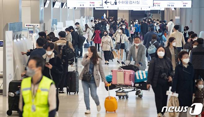 신종 코로나바이러스 감염증(코로나19) 대응 사회적 거리두기가 완화된 가운데 황금연휴를 앞둔 28일 서울 강서구 김포공항 국내선청사가 승객들로 붐비고 있다. 2020.4.28/뉴스1 © News1 유승관 기자