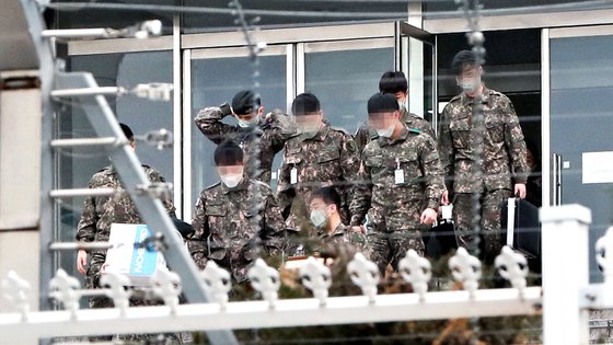 서울 용산 국방부에서 장병들이 마스크를 쓴 채 이동하고 있다. [뉴스1]