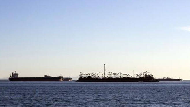 미국 캘리포니아 앞바다에 정박해 있는 유조선 (사진=연합뉴스)