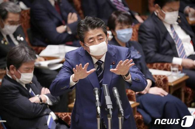 아베 신조 일본 총리가 1일 (현지시간) 코로나19 예방 마스크를 착용하고 도쿄 참의원에 참석해 발언을 하고 있다.  /사진=AFP=뉴스1