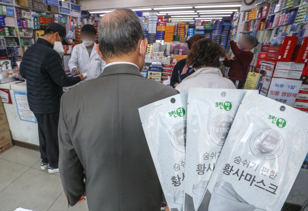 서울 시내의 한 약국에서 시민들이 공적마스크를 구매하고 있다.©뉴스1