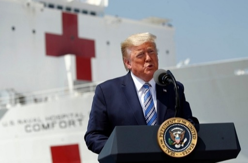 도널드 트럼프 미국 대통령이 지난 3월28일 코로나19 의료지원 활동을 위해 뉴욕으로 떠나는 미 해군 병원선 ‘컴포트’호 출항식에 참석해 연설하고 있다. 뉴시스
