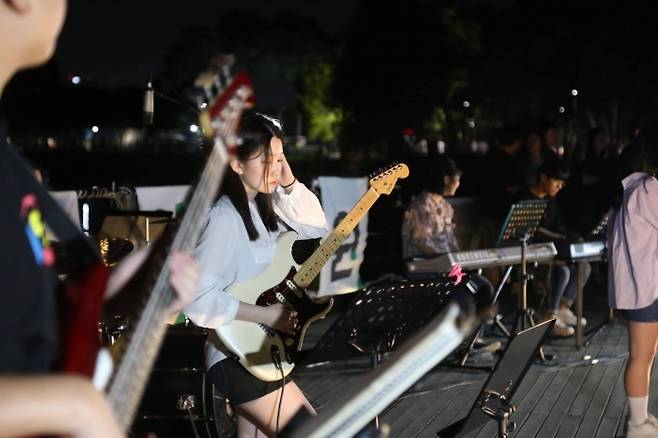 대구에서 학생 연주자로 명성을 얻던 허유진의 고교 시절.