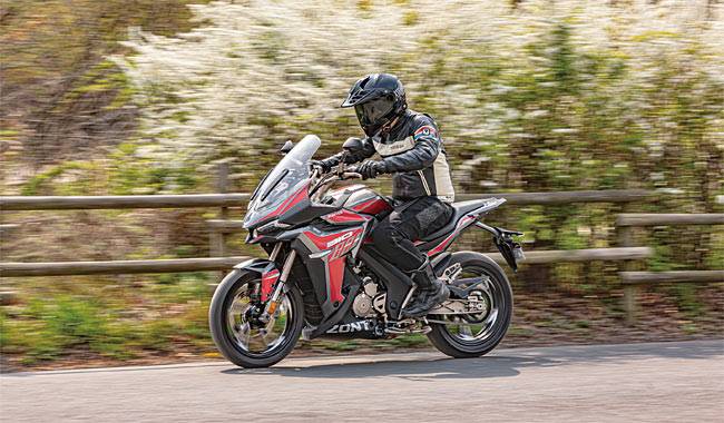 중국 존테스의 ‘ZT310X’는 중국산에 대한 고정관념을 깬다. 풍부한 힘과 안정적인 하체가 매력적이며, 중량이 가벼워 다루는 데도 큰 부담이 없다. 사진 양현용