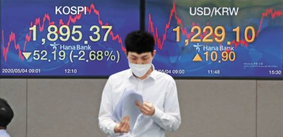 코스피 지수가 전 거래일보다 2.68% 내린 1895.37에 거래를 마친 4일 서울 중구 하나은행 딜링룸에서 딜러들이 분주히 움직이고 있다. 연합뉴스