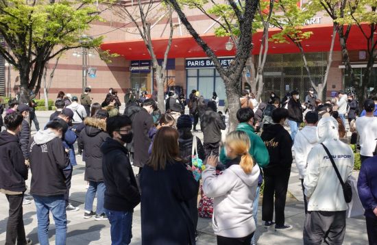 지난달 23일 오전 서울 구로구 구로동 신도림 테크노마트 앞에서 시민들이 닌텐도 스위치 동물의숲 에디션 구매 응모를 하기 위해 줄지어 기다리고 있다