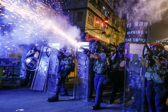 지난해 8월 홍콩에서 벌어진 시위 도중 시위대에 최루탄을 쏘는 경찰. 2020 퓰리처상 브레이킹 뉴스 사진(Breaking News Photography) 부문 수상작 중 한 장면. 로이터 연합뉴스