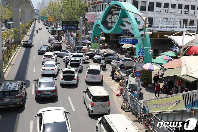 (대구=뉴스1) 공정식 기자 = 황금연휴를 앞둔 29일 오후 대구 중구 서문시장 공영주차장 입구가 장을 보러 나온 차량으로 붐비고 있다. 신종 코로나바이러스 감염증(코로나19) 피해 긴급 생계자금(선불카드·온누리상품권)이 각 가정에 지원됨에 따라 지역경제가 다소 숨통이 트일 전망이다. 2020.4.29/뉴스1