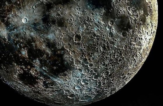 맥카시가 촬영한 달 표면 사진. 분화구 하나하나가 생생하게 보인다. [트위터 캡처]