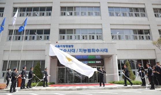 7일 오후 열린 서울지방경찰청 광역수사대·지능범죄수사대 개청식에서 민갑룡 경찰청장과 이용표 서울지방경찰청장 등 경찰 지휘부가 제막하고 있다. 연합뉴스.