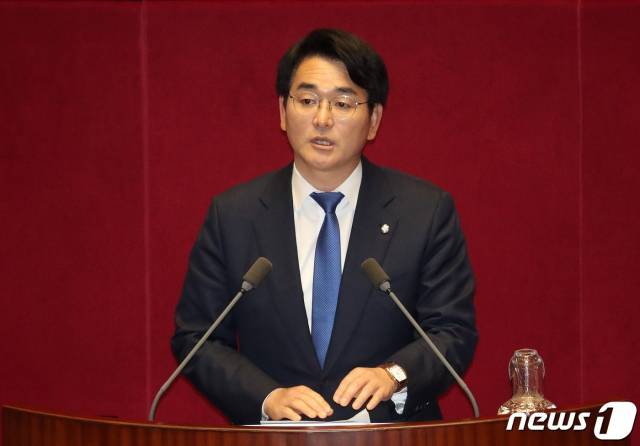 박용진 더불어민주당 의원이 지난달 29일 오후 서울 여의도 국회에서 열린 제337회 국회(임시회) 제2차 본회의에서 인터넷전문은행법 개정안에 대한 반대 토론을 하고 있다. /사진=뉴스1.