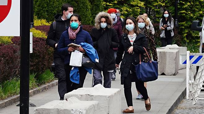 마스크를 쓴 미국인들