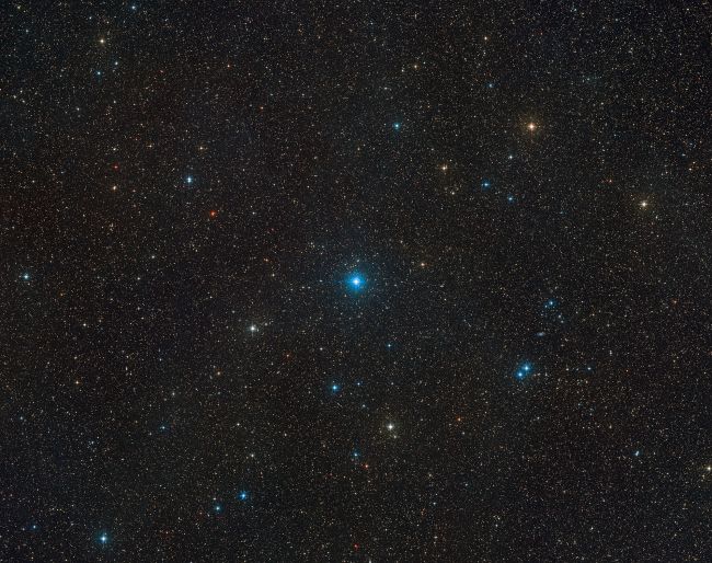 이 넓은 하늘 영역의 사진은 HR 6819가 위치한 망원경자리를 보여준다