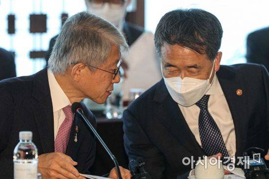 박능후 보건복지부 장관과 최기영 과학기술정보통신부 장관이 8일 서울 중구 조선호텔에서 열린 '코로나19 백신개발 범정부 지원단 2차 회의'에 참석해 의견을 나누고 있다./강진형 기자aymsdream@