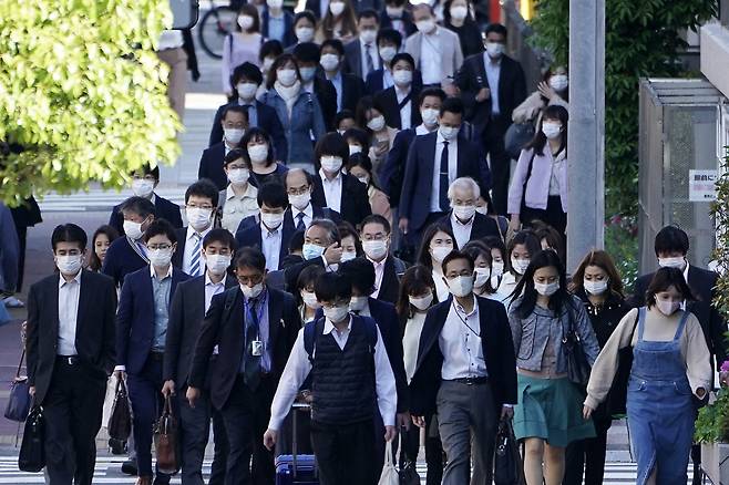 일본 도쿄 시민들이 마스크를 쓰고 출근길을 서두르고 있다. [연합]