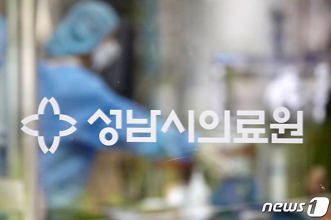 8일 성남시는 성남시의료원 직원이 신종 코로나바이러스 감염증(코로나19) 확진 판정을 받았다고 밝혔다. 해당 직원은 지난 30일부터 시작된 황금 연휴 기간에 서울 이태원의 주점을 이용한 것으로 알려졌다. 사진은 이날 경기도 성남시 수정구 성남시의료원의 모습. 2020.5.8/뉴스1 © News1 조태형 기자