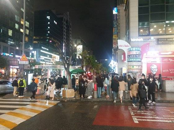 9일 오후 10시, 서울 마포구 홍대입구역 앞에 모여있는 사람들의 모습. 이우림 기자.