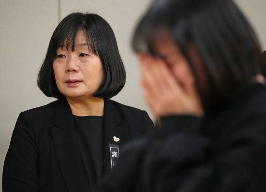 윤미향 더불어시민당 당선인이 지난해 1월 29일 서울 서대문구 세브란스 병원 장례식장 특실에 마련된 일본군 위안부 피해자 고 김복동 할머니의 빈소에서 영정을 바라보고 있다. 뉴시스.