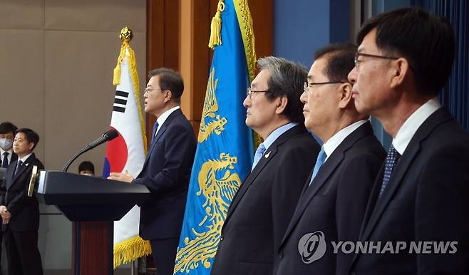 문 대통령과 청와대 실장들 (서울=연합뉴스) 김주성 기자 = 문재인 대통령이 취임 3주년을 맞은 10일 오전 청와대 춘추관에서 대국민 특별연설을 하고 있다. 오른쪽부터 김상조 정책실장, 정의용 국가안보실장, 노영민 대통령 비서실장, 문 대통령. 2020.5.10 utzza@yna.co.kr