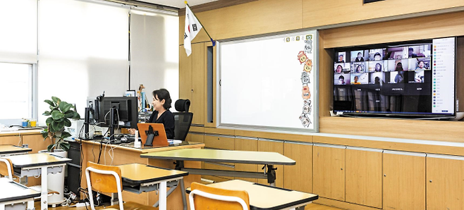 서울 용산초등학교에서 원격 수업이 이뤄지는 모습. 온라인 개학으로 학생들은 온라인 플랫폼을 통해 수업을 듣고 친구, 교사와 관계를 맺는다./김종연 기자