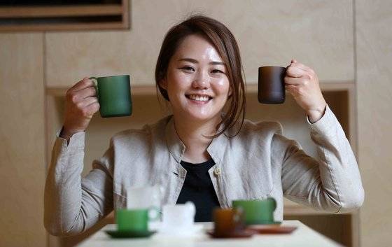 지난 8일 서울 신사동 ‘플레이스1-3’에서 만난 업사이클링 유리 공예가 박선민 작가. 김상선 기자,