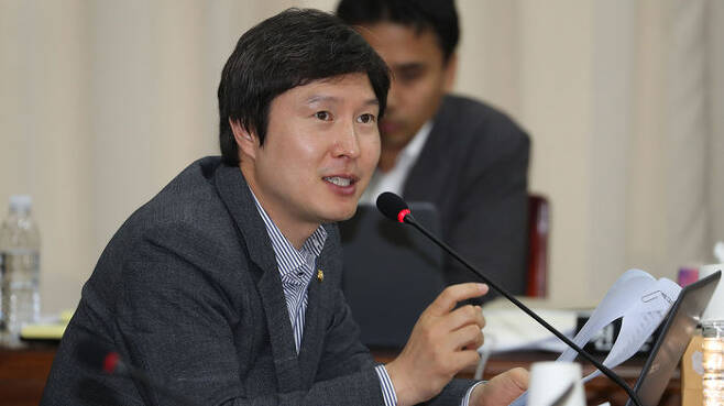 국정감사에서 질의하는 더불어민주당 김해영 의원