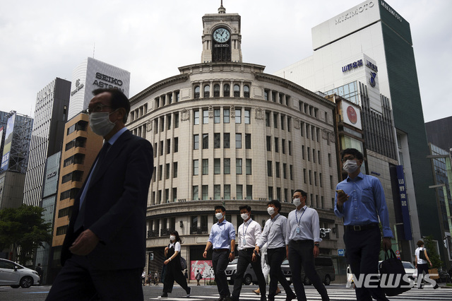 [도쿄=AP/뉴시스]12일 일본 도쿄의 긴자 거리에 신종 코로나바이러스 감염증(코로나19) 예방을 위해 마스크를 착용한 시민들이 걸어가고 있다. 2020.05.12.