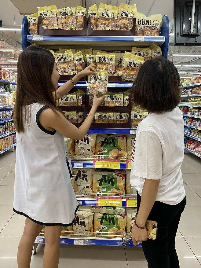 베트남 현지의 한 마트에 ‘쎄봉’(위)와 함께 쌀과자 ‘안’이 판매되고 있는 모습. 오리온 제공
