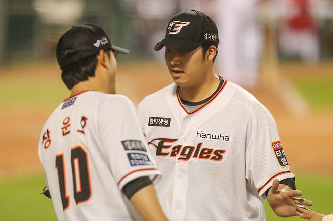 12일 오후 대전 한화생명이글스파크에서 열린프로야구 기아-한화 경기. 7회초 한화 선발 김민우가 주자 1,2루의 위기에서 기아 타선을 연속 삼진으로 잡고 장운호의 축하를 받고 있다. | 연합뉴스