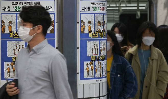 내일(13일)부터 서울 지하철이 혼잡할 때 승객은 반드시 마스크를 착용해야 한다는 내용이 포함된 대중교통 ‘생활속 거리두기’ 방안 시행을 하루 앞둔 12일 서울 지하철 3호선 종로3가역에 안내 포스터가 붙어있다. 사진|경향DB