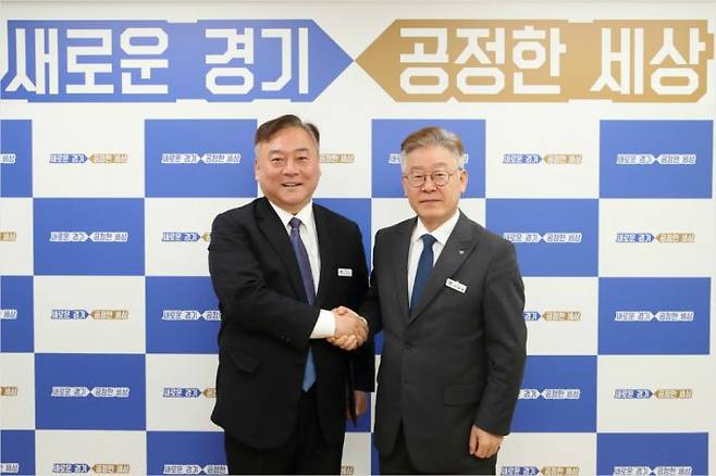 이재명 경기도지사가 12일 도지사 집무실에서 이재강 평화부지사에게 임용장을 수여하고 기념촬영을 하고 있다. (사진=경기도 제공)