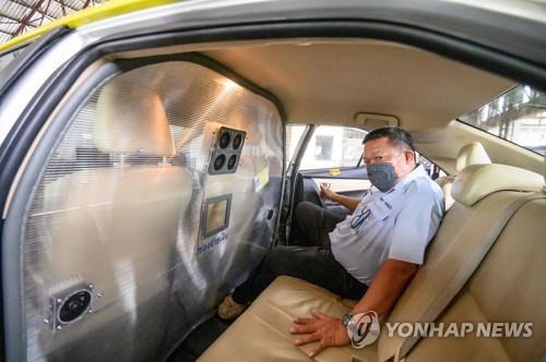 운전사와 승객의 코로나 감염을 막기 위한 칸막이가 설치된 태국의 택시. 2020.5.13 [AFP=연합뉴스]