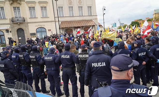 16일 폴란드 바르샤바 중심부에서 경찰이 시위를 진압하고 있다. © AFP=뉴스1
