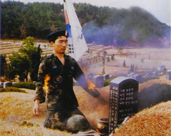 영화 '황무지'는 1980년 5월 광주 학살에 가담한 계엄군이 죄책감에 시달리며 탈영 후 학살의 진실을 폭로하게 되는 여정을 그렸다. [사진 인디컴]