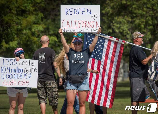 미국 캘리포니아주에서 주민들이 주정부의 자택대기령을 해제하고 경제활동을 정상화하라는 시위를 벌이고 있다. © AFP=뉴스1