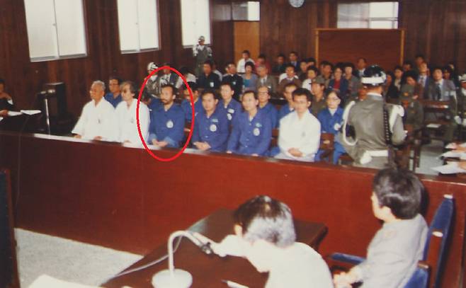 1980년 5·18 시민수습대책위원회 위원으로 활동하다가 붙잡혀 재판을 받고 있는 고 명노근 전남대 교수(왼쪽 셋째). 박지원 의원실 제공